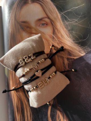 Tip na dárek: personalizované náramky ✨ Jméno / písmeno / srdíčko – vyrobím přesně podle tebe. Piš do DM💌